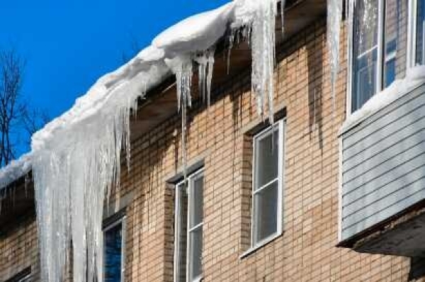 Дети в Нижегородской области снова пострадали от падения льда с крыши